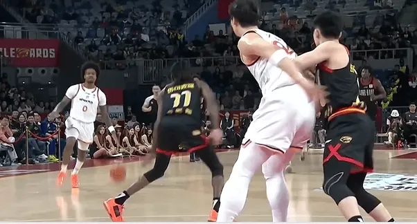 洛夫顿补篮得手上海轰出一波10-0，三节末已经抹平分差